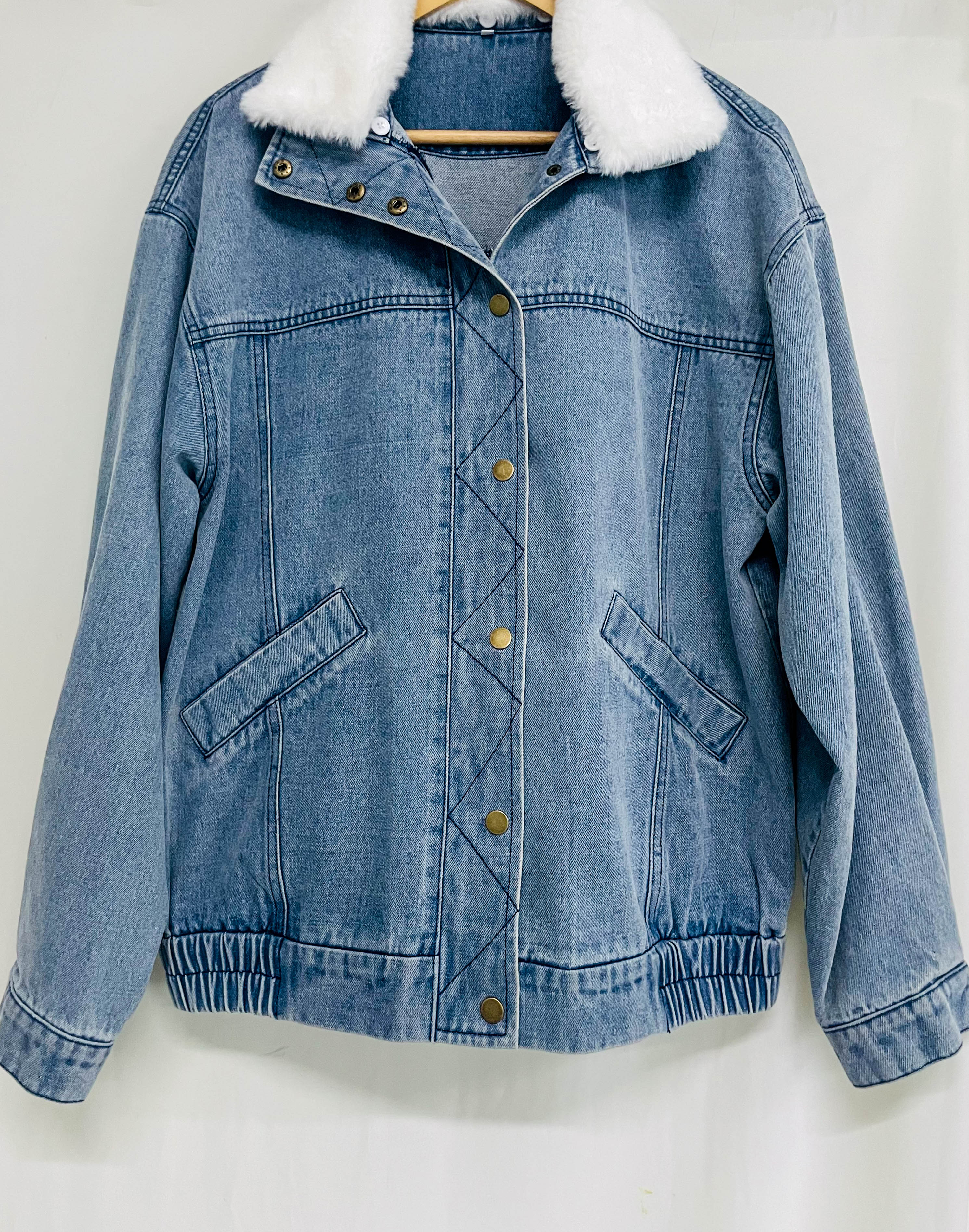 DamenDenim – Damen-Denimjacke mit Fleecekragen und modernem Schnitt