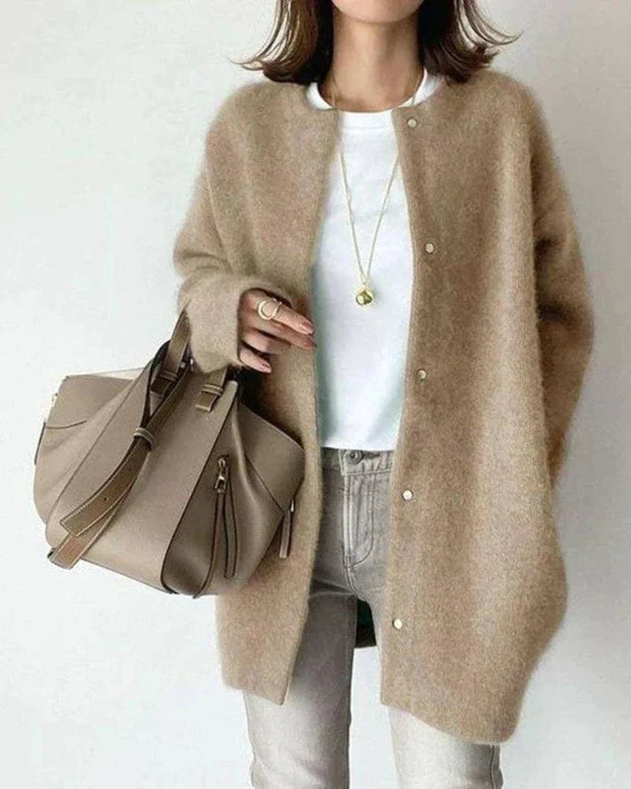StrickEleganz – Weiche und elegante Strickjacke mit stilvollem Charme