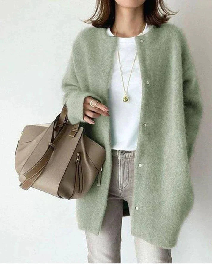 StrickEleganz – Weiche und elegante Strickjacke mit stilvollem Charme