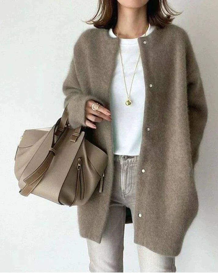 StrickEleganz – Weiche und elegante Strickjacke mit stilvollem Charme
