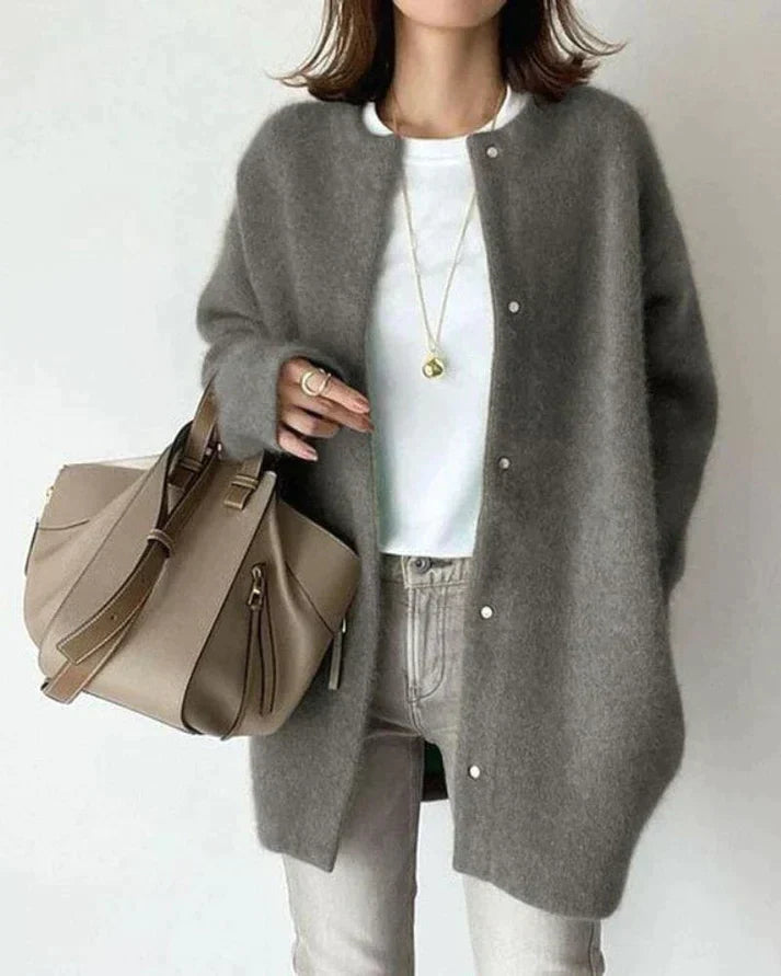 StrickEleganz – Weiche und elegante Strickjacke mit stilvollem Charme
