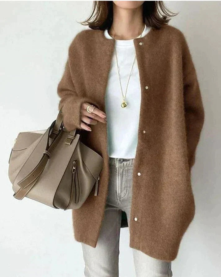 StrickEleganz – Weiche und elegante Strickjacke mit stilvollem Charme