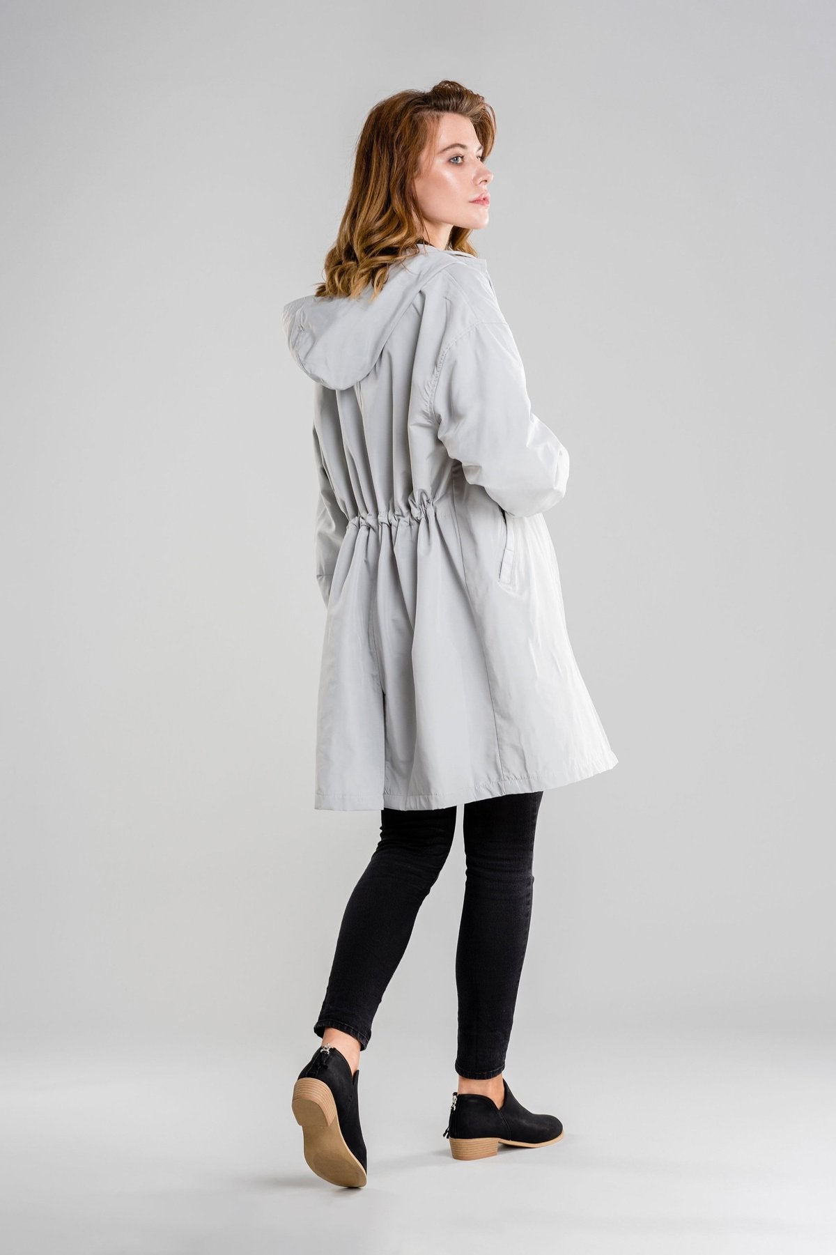 LichtSchein - Elegante weiße Regenjacke für stilvolle Auftritte, atmungsaktiv und wasserdicht, ideal für alle Wetterbedingungen, moderne Passform für maximalen Komfort, außergewöhnlicher Schutz gegen Regen und Wind