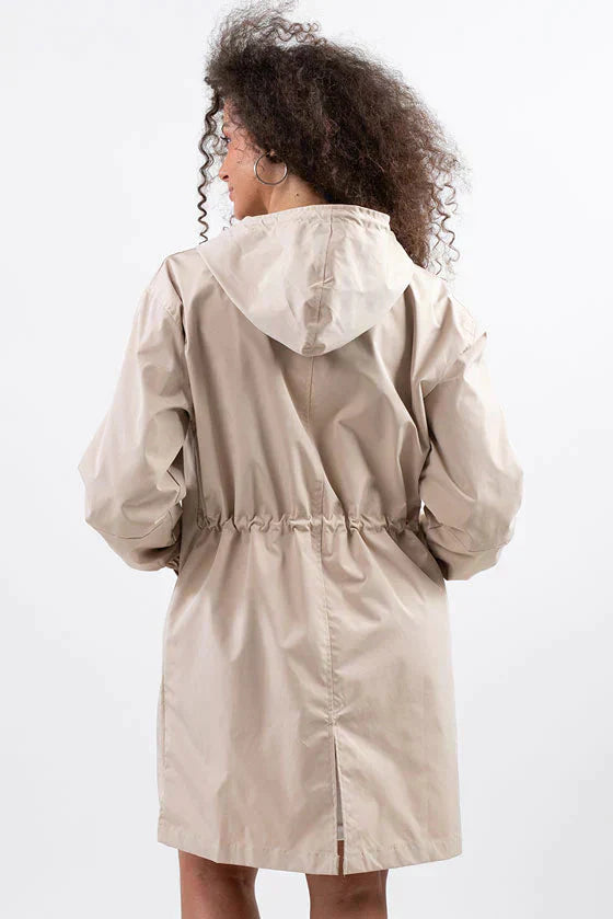 LichtSchein - Elegante weiße Regenjacke für stilvolle Auftritte, atmungsaktiv und wasserdicht, ideal für alle Wetterbedingungen, moderne Passform für maximalen Komfort, außergewöhnlicher Schutz gegen Regen und Wind