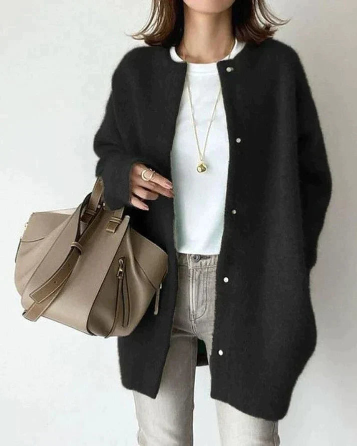 StrickEleganz – Weiche und elegante Strickjacke mit stilvollem Charme