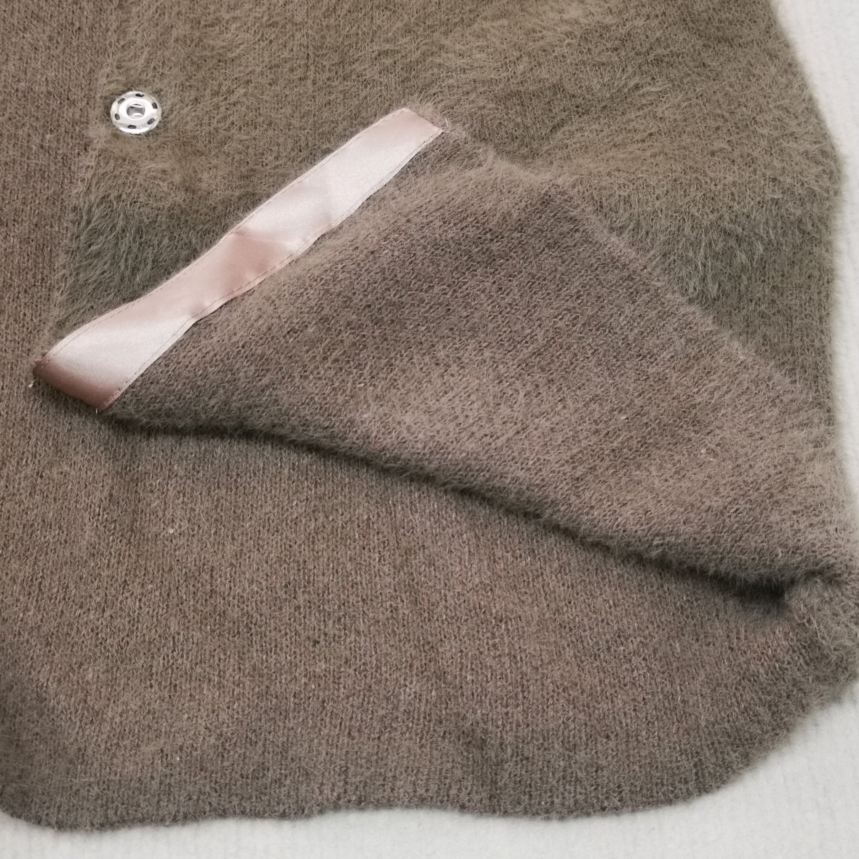 KaffeeStrick – Braune Langarm-Strickjacke mit Knopfleiste