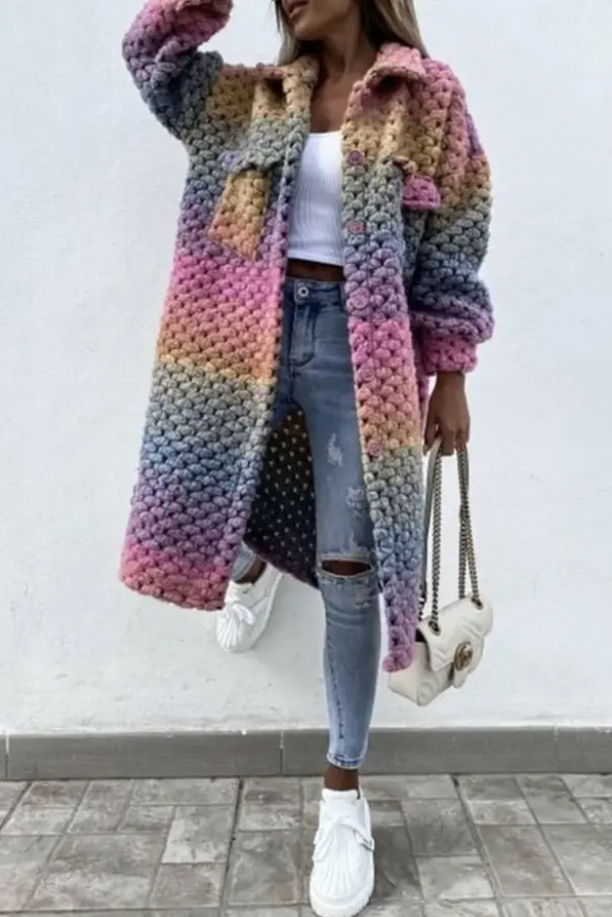 RainbowWeave – Langer Flechtmantel in Regenbogenfarben