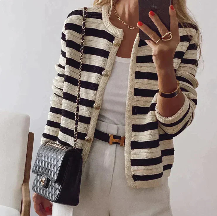 StripeKnit – Gestreifte Strickjacke mit Knöpfen