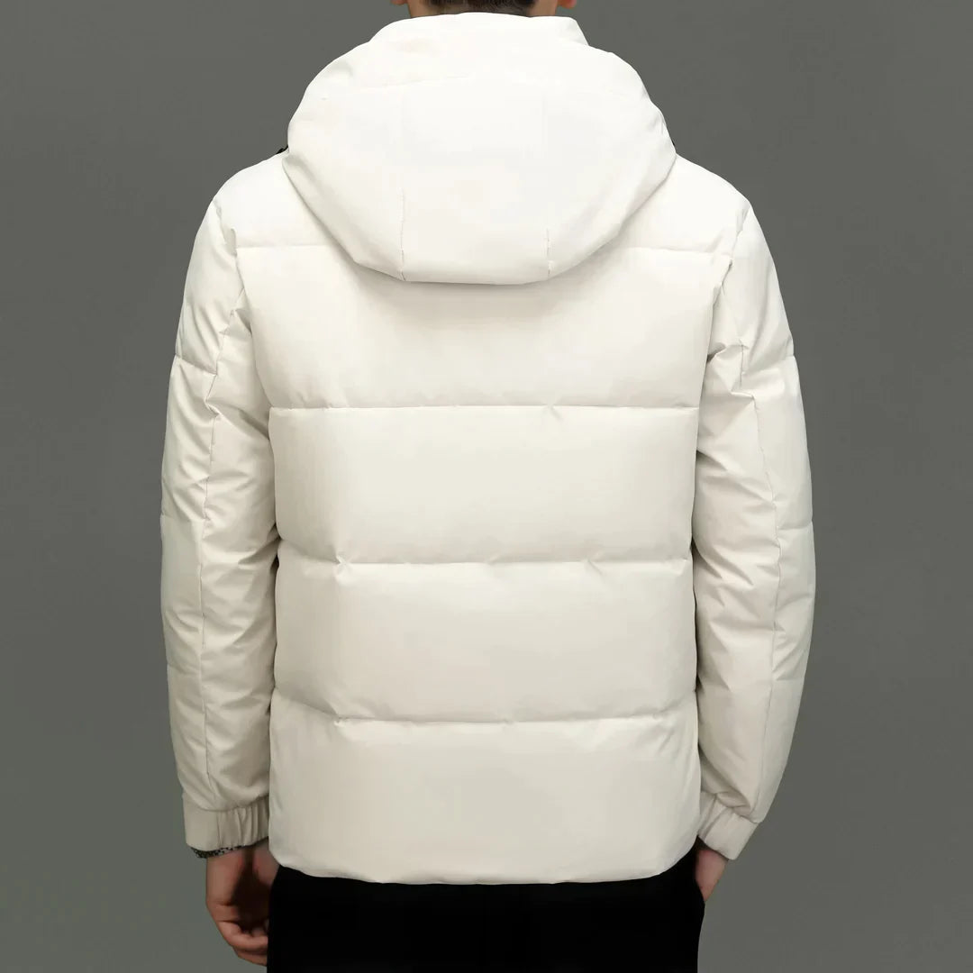 SturmHirsch - Elegante, wärmeisolierende Pufferjacke mit verstellbarer Kapuze für anspruchsvolle Abenteurer