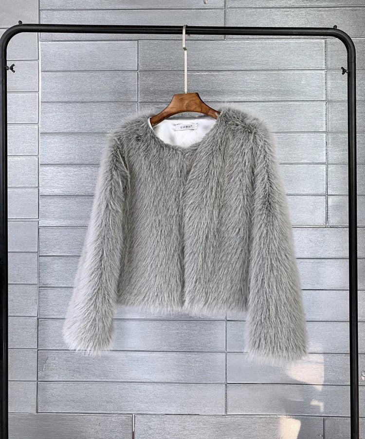 PlüschPelz – Eleganter Pelzmantel aus Plüsch