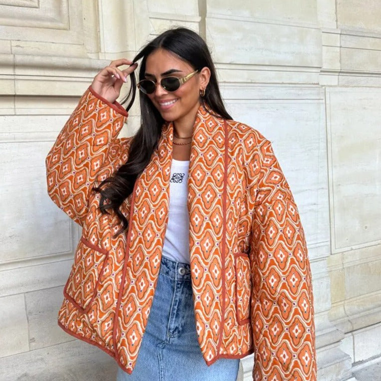 EleganzPur – Stilvolle Damenjacke für gehobene Ansprüche