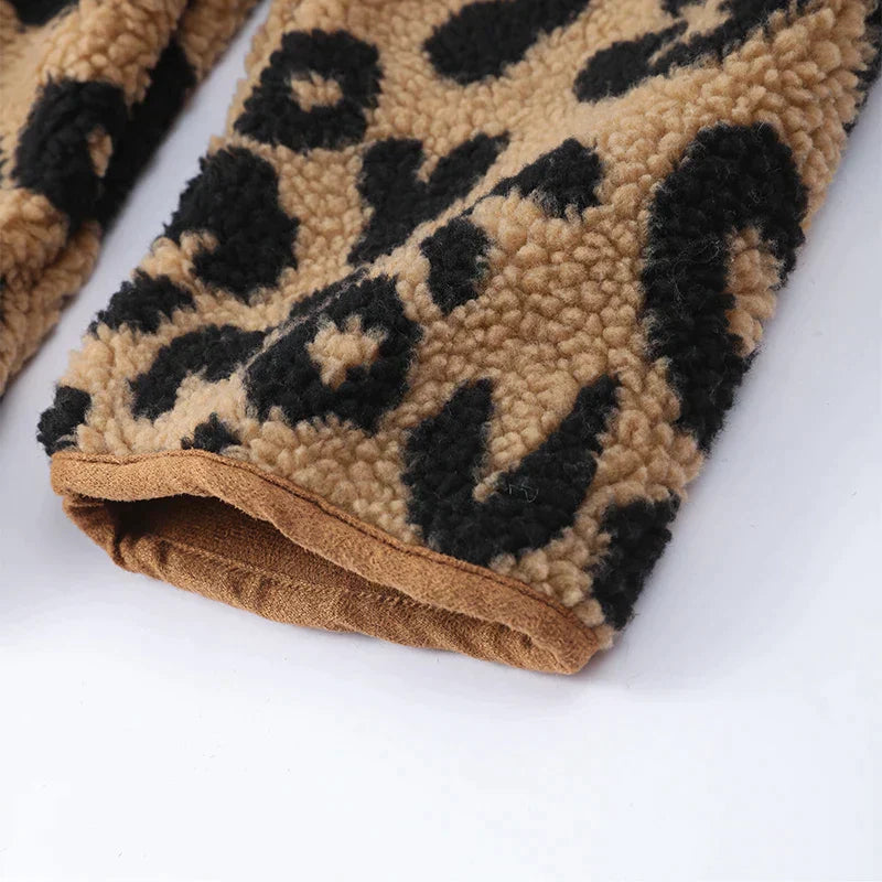 LeopardFrost – Stylische Leoparden-Winterjacke für mutige Frauen