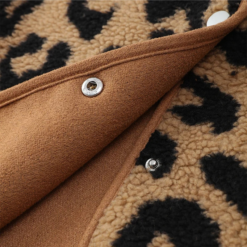 LeopardFrost – Stylische Leoparden-Winterjacke für mutige Frauen
