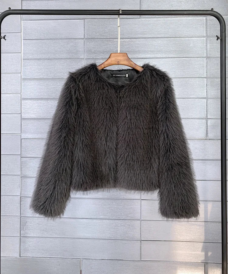 PlüschPelz – Eleganter Pelzmantel aus Plüsch