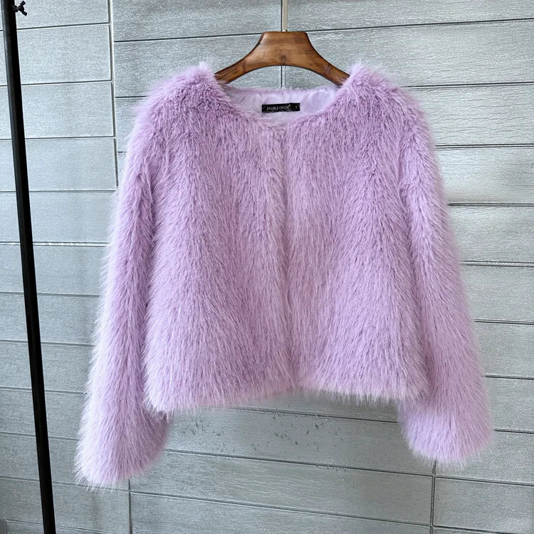 PlüschPelz – Eleganter Pelzmantel aus Plüsch