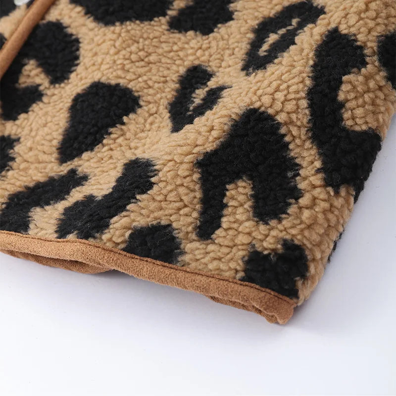 LeopardFrost – Stylische Leoparden-Winterjacke für mutige Frauen