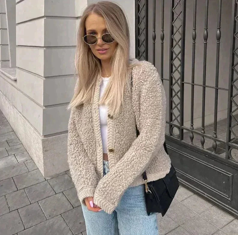 TeddyWärme – Kuschelige Teddy-Strickjacke