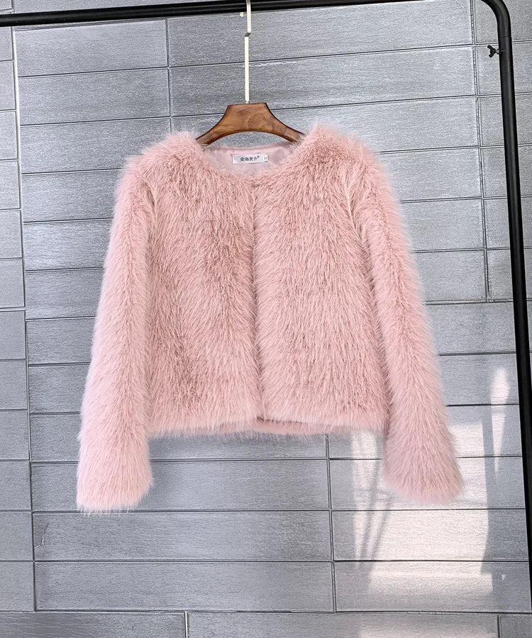 PlüschPelz – Eleganter Pelzmantel aus Plüsch