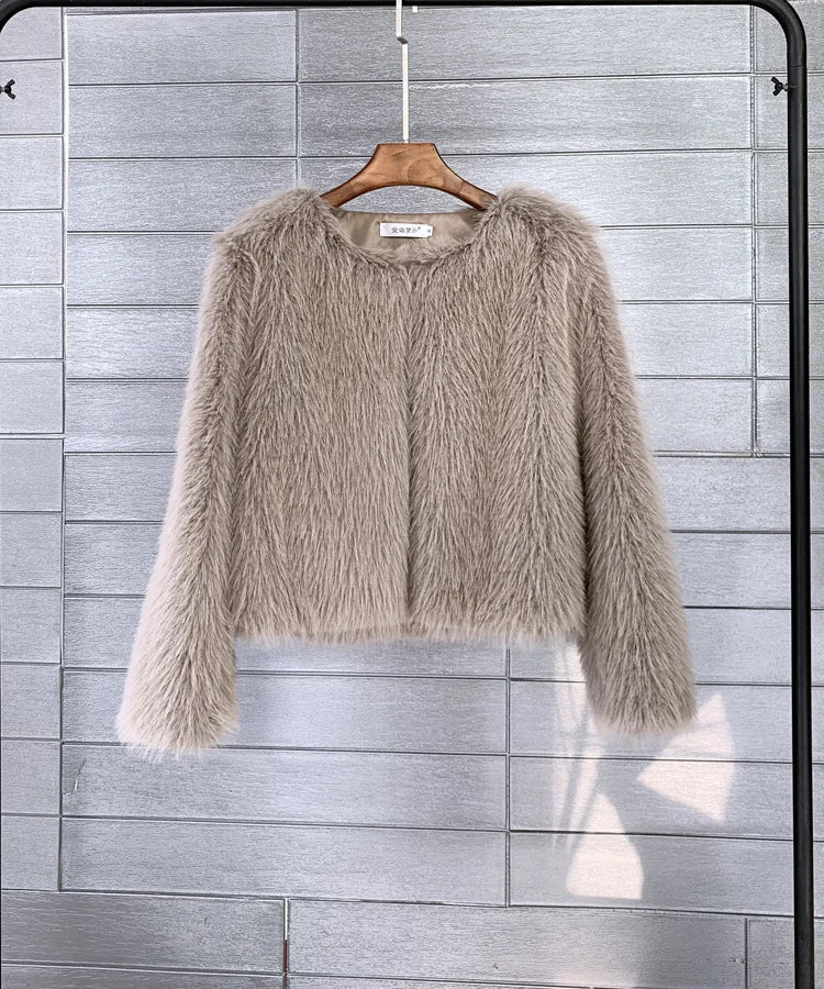 PlüschPelz – Eleganter Pelzmantel aus Plüsch