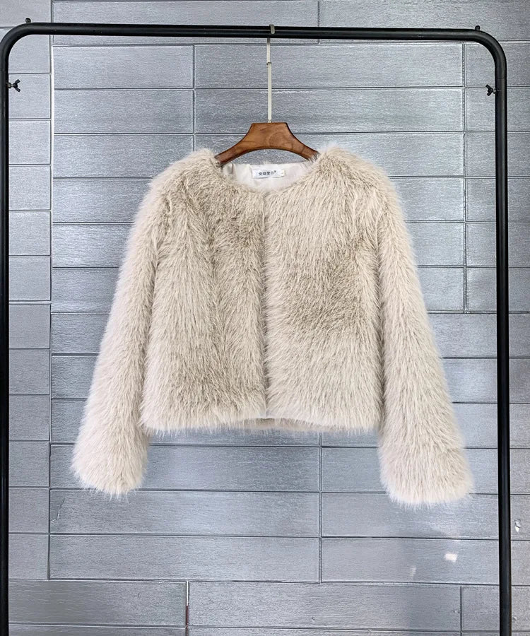 PlüschPelz – Eleganter Pelzmantel aus Plüsch