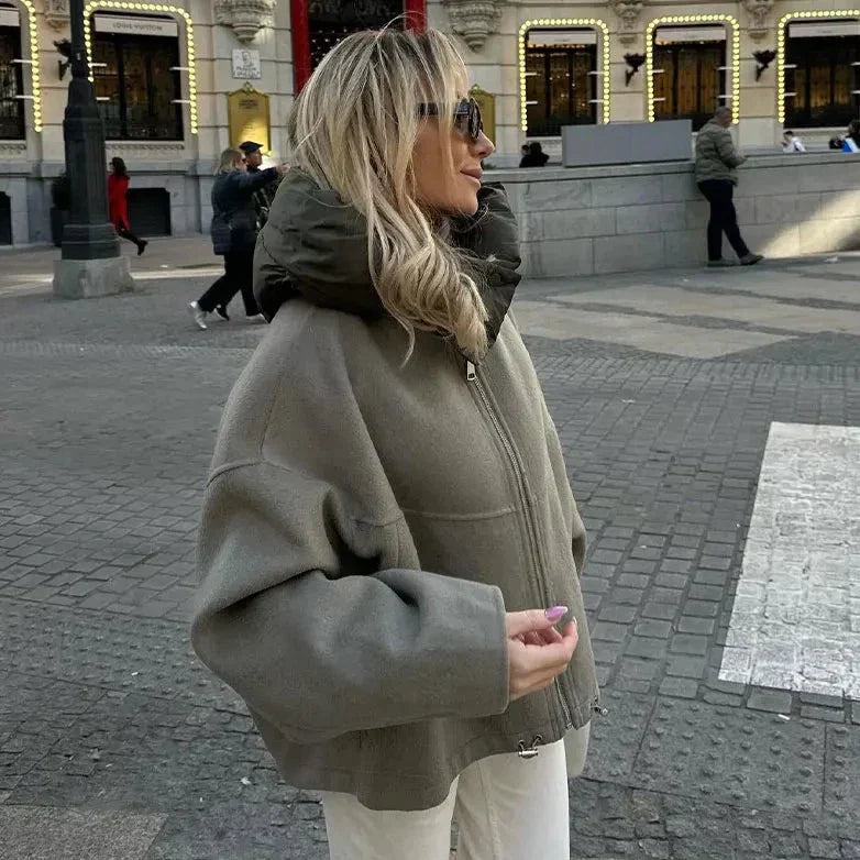 KapuzenKomfort – Lässige und lockere Frauenjacke mit Kapuze