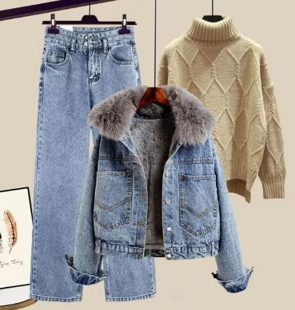 Darlyn - Dreiteiliges Set aus Jeans, Jeansjacke und Strickpullover mit hohem Halsausschnitt