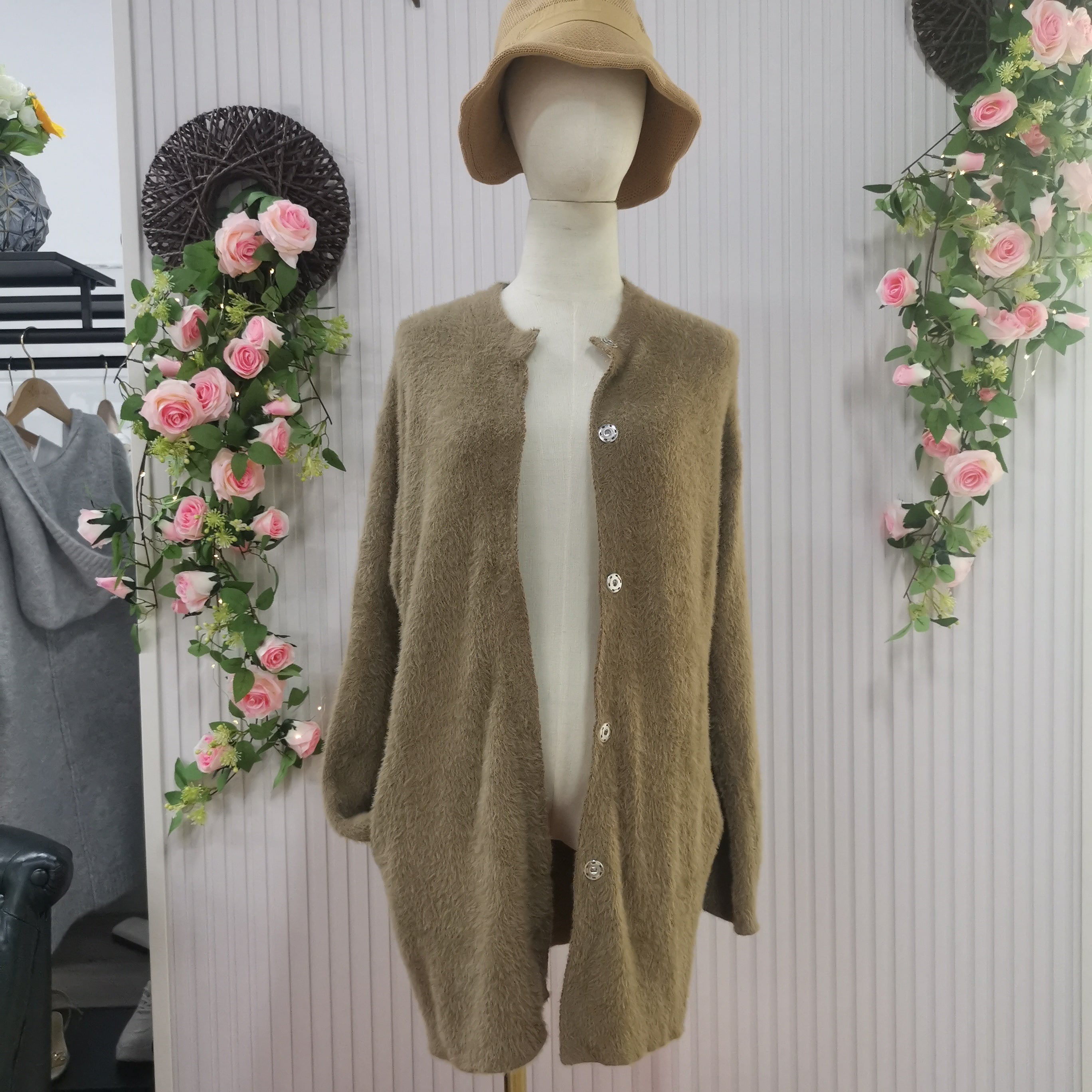 KaffeeStrick – Braune Langarm-Strickjacke mit Knopfleiste