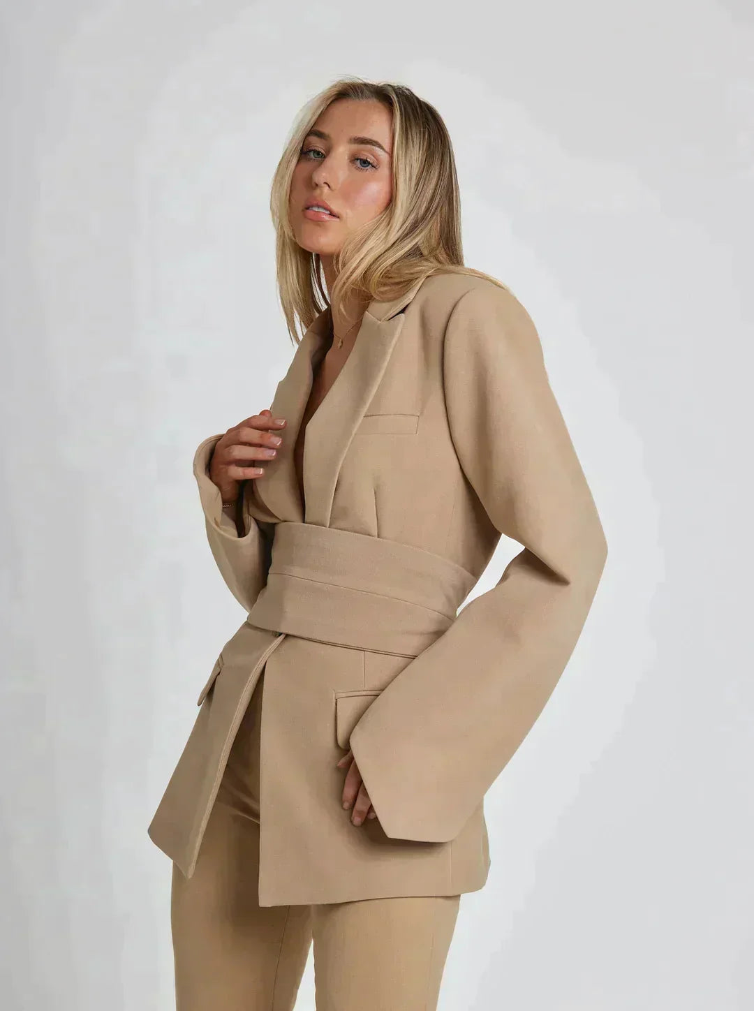 GürtelGlanz – Eleganter Blazer mit stylischen Gürtel