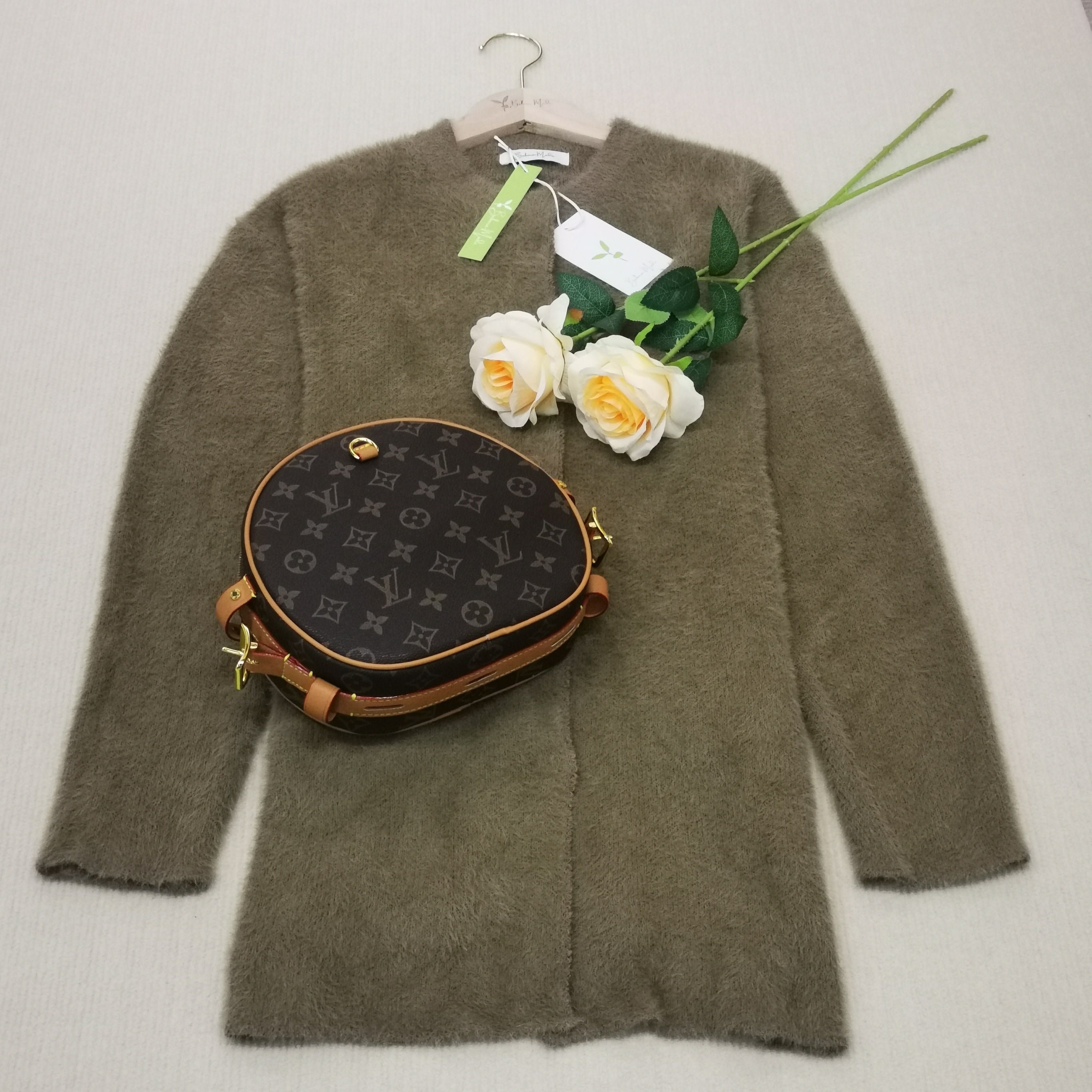 KaffeeStrick – Braune Langarm-Strickjacke mit Knopfleiste