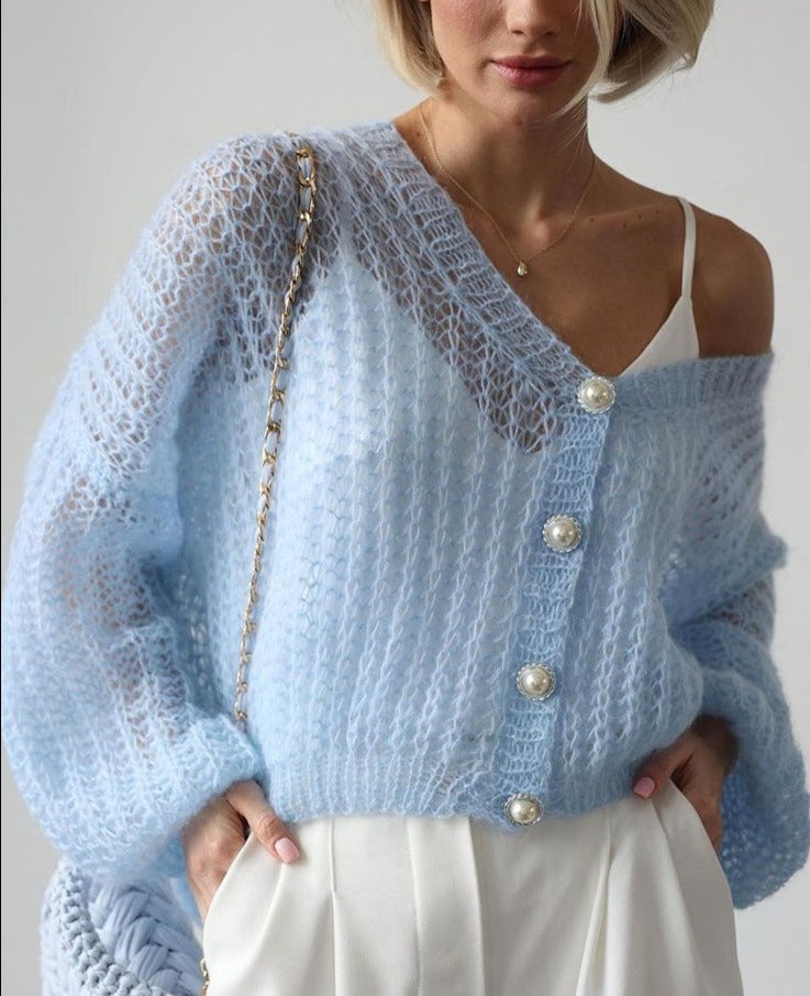 PerlenStrick – Hellblaue Strickjacke mit Perlenknöpfen