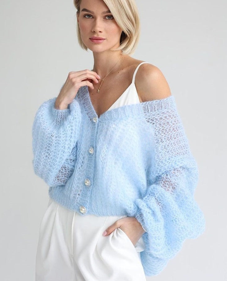 PerlenStrick – Hellblaue Strickjacke mit Perlenknöpfen