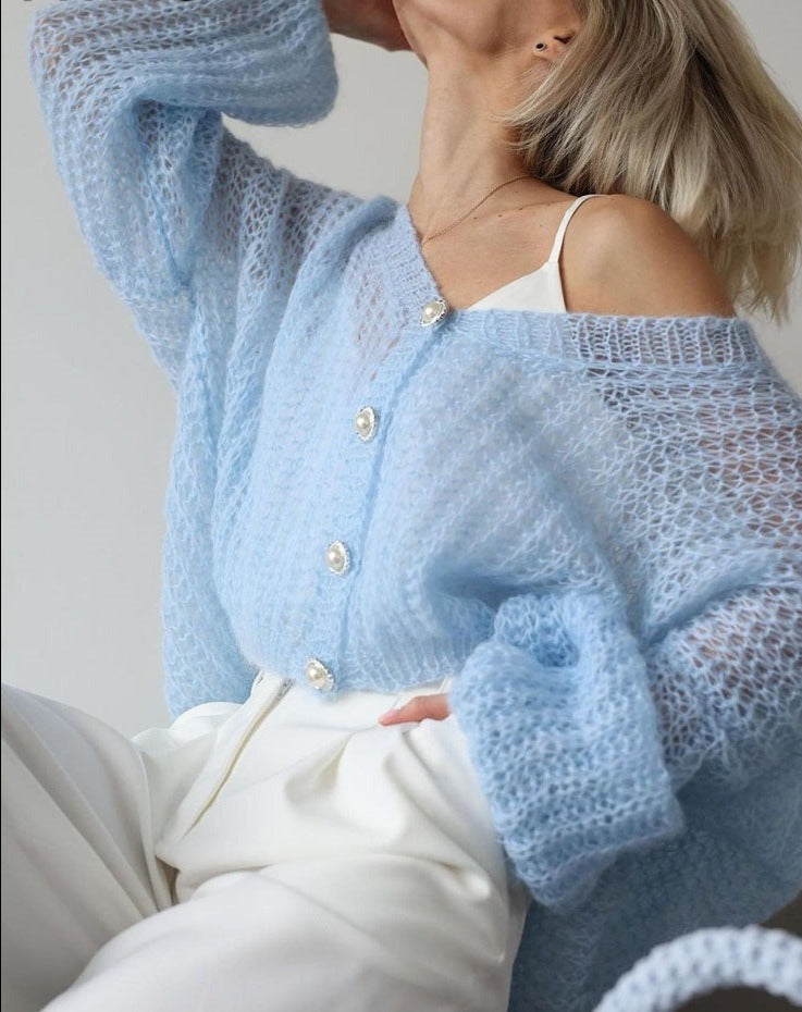 PerlenStrick – Hellblaue Strickjacke mit Perlenknöpfen