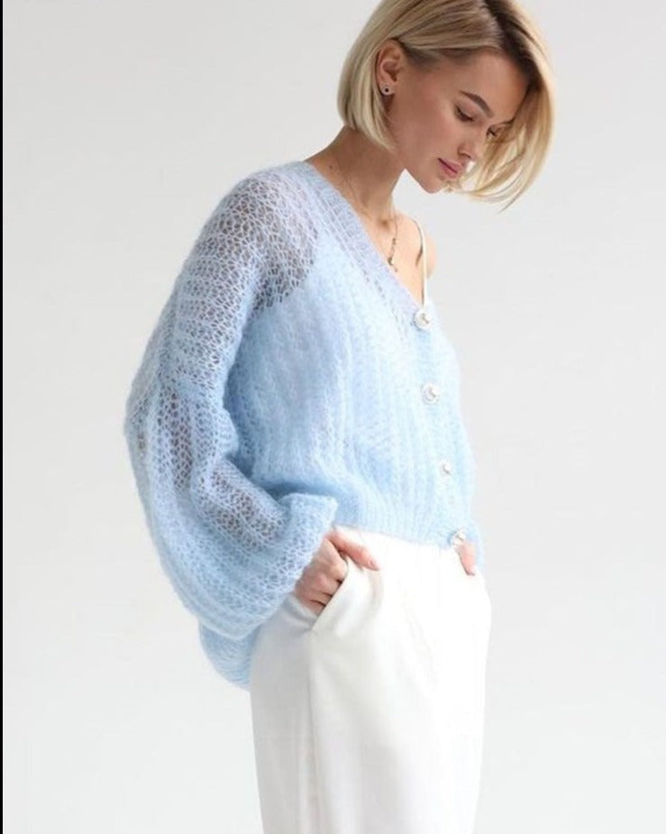 PerlenStrick – Hellblaue Strickjacke mit Perlenknöpfen