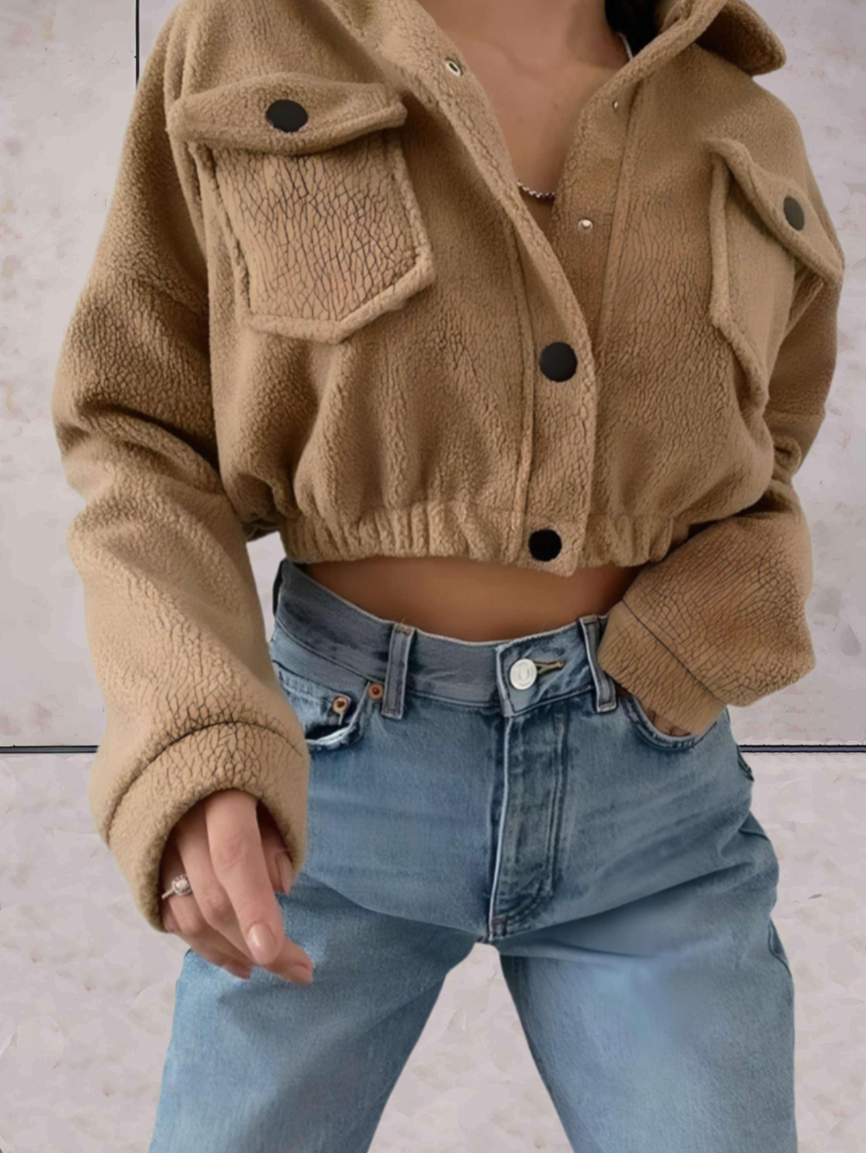 Yassie - Kurze Jacke mit Polokragen, Brusttaschen und Knopfleiste