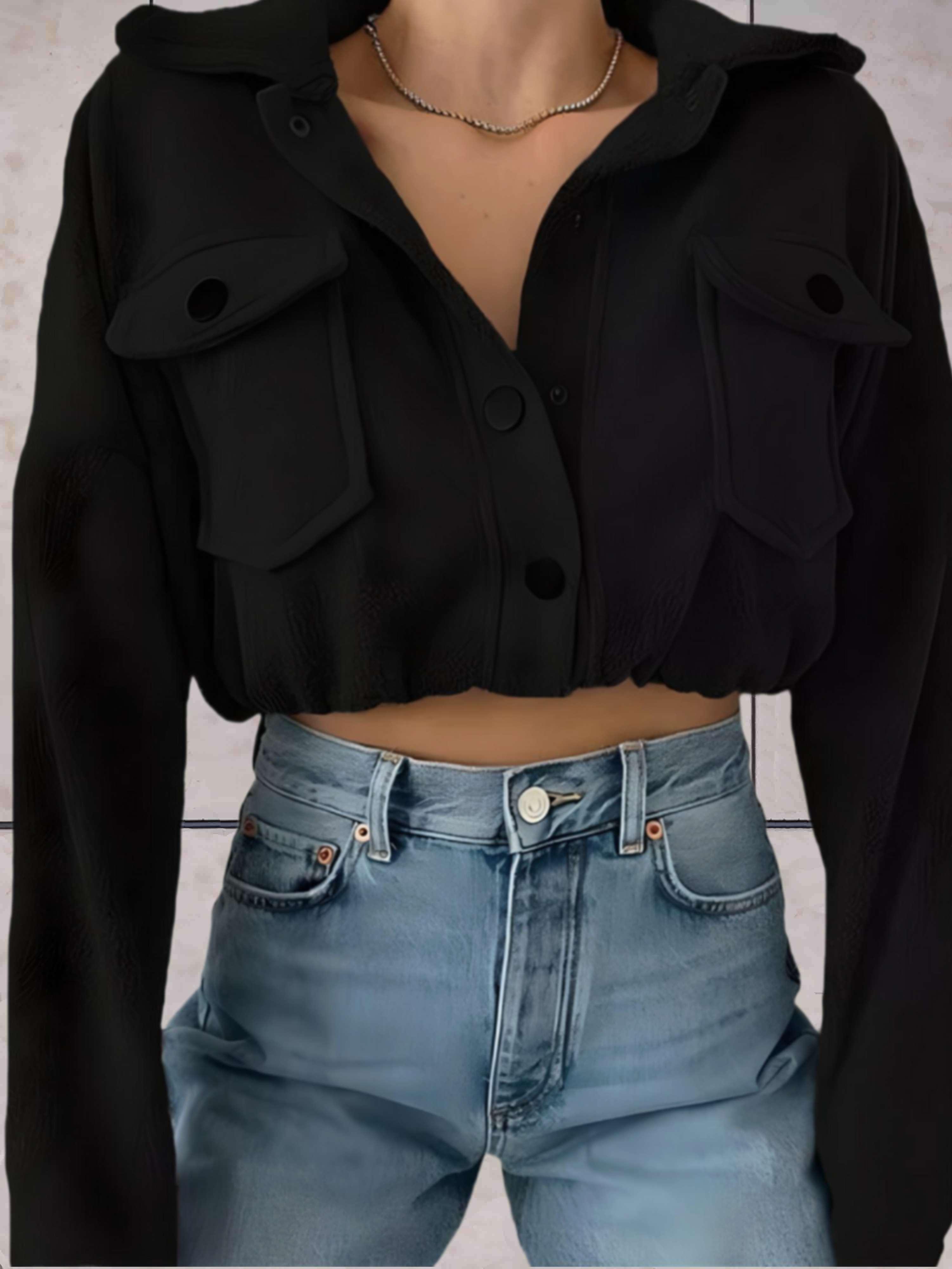 Yassie - Kurze Jacke mit Polokragen, Brusttaschen und Knopfleiste