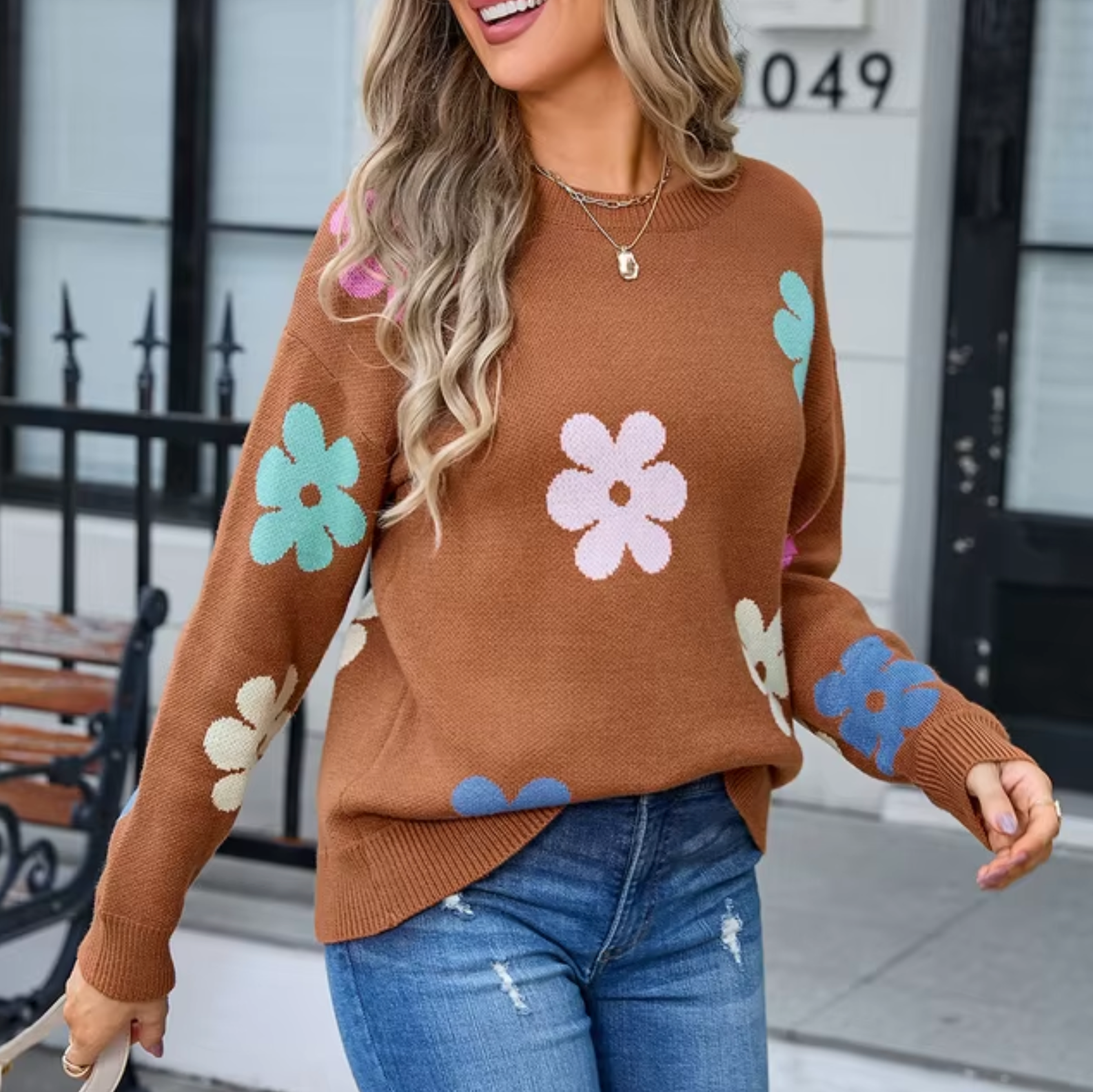 Leonie – Gestrickter Pullover mit Blumenmuster