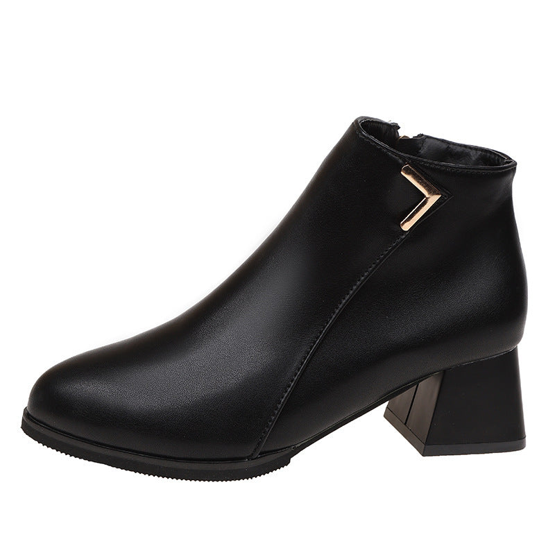 Frauen für den ganzen Tag tragen hochhackige Stiefel