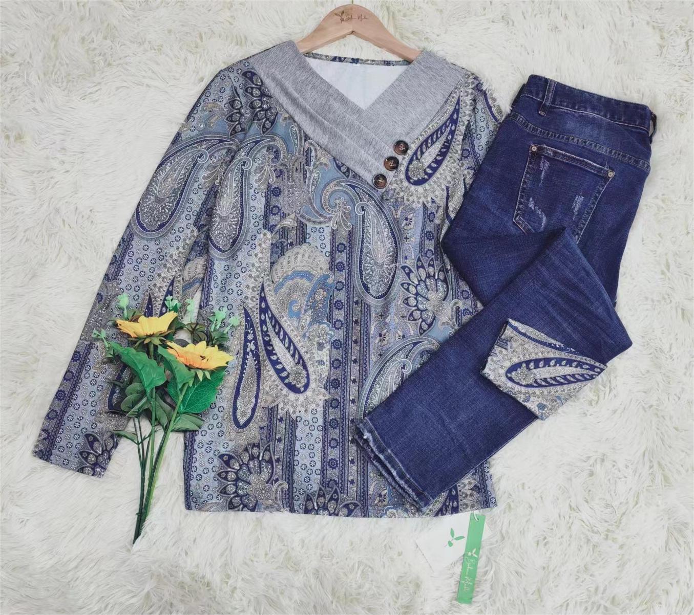 Frida - Blaues Paisley-Top mit grauem Umlegekragen und langen Ärmeln