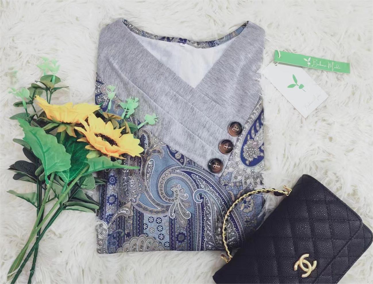 Frida - Blaues Paisley-Top mit grauem Umlegekragen und langen Ärmeln