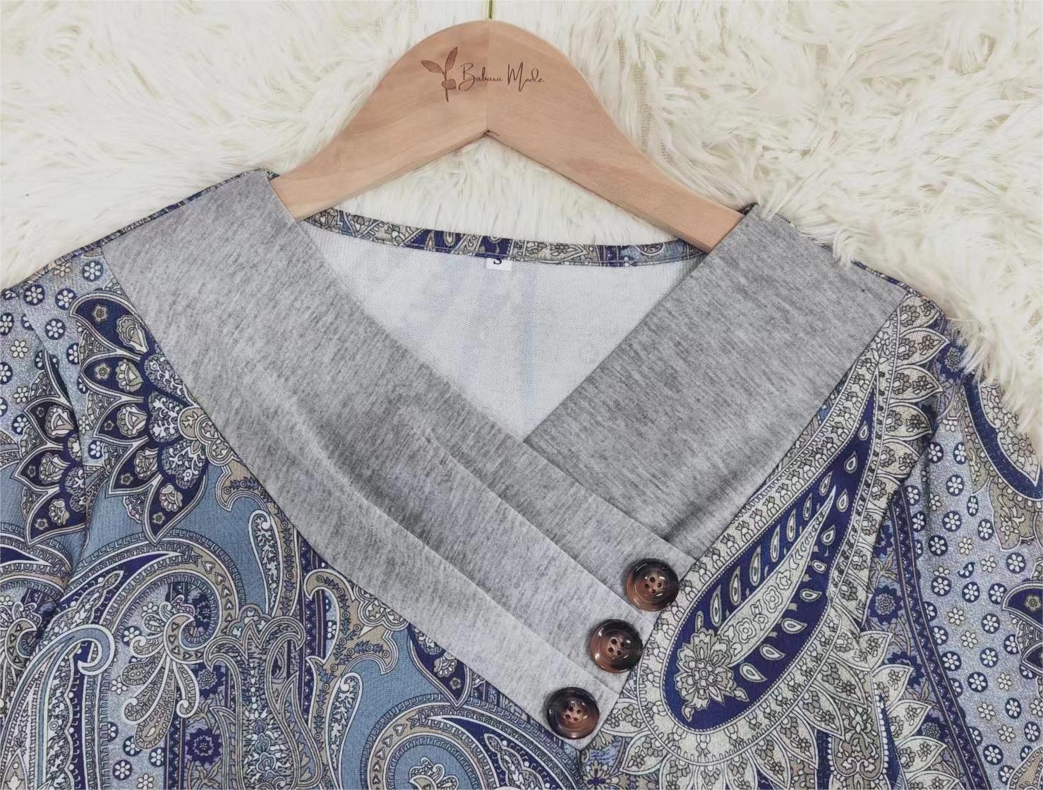 Frida - Blaues Paisley-Top mit grauem Umlegekragen und langen Ärmeln