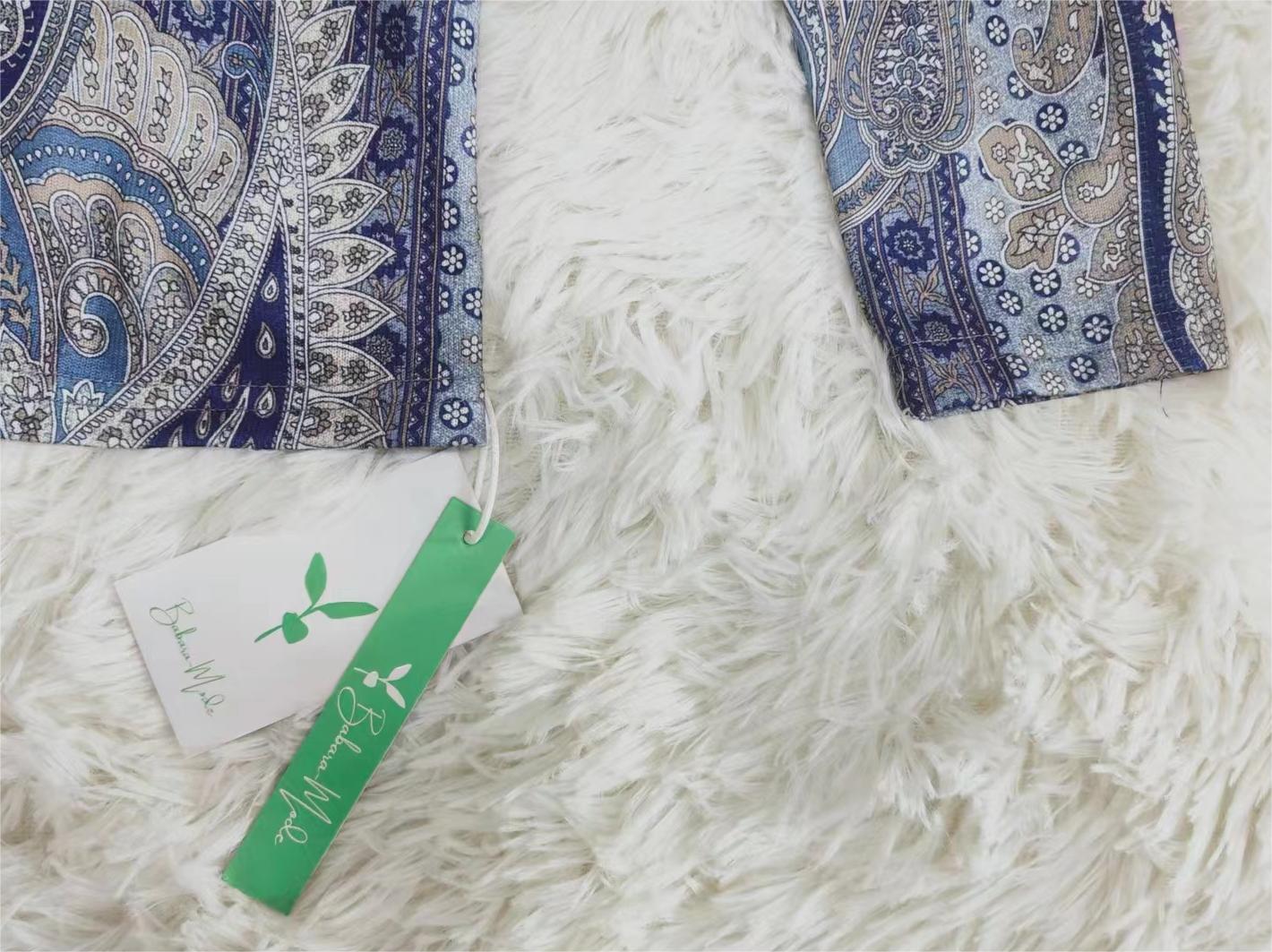 Frida - Blaues Paisley-Top mit grauem Umlegekragen und langen Ärmeln