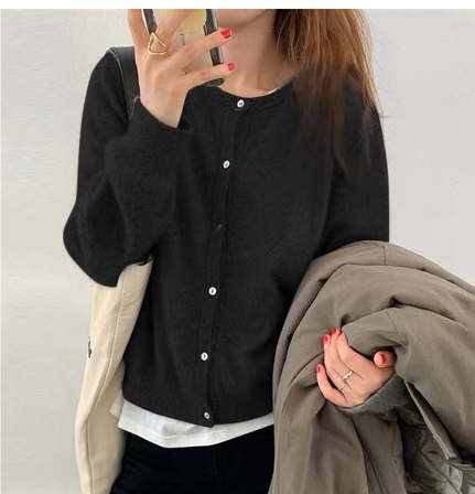 Leslie | Damen Stilvoll Lässig Strickjacke | Knopf Daunen
