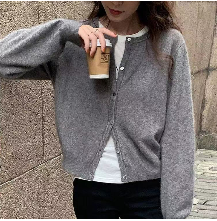 Leslie | Damen Stilvoll Lässig Strickjacke | Knopf Daunen