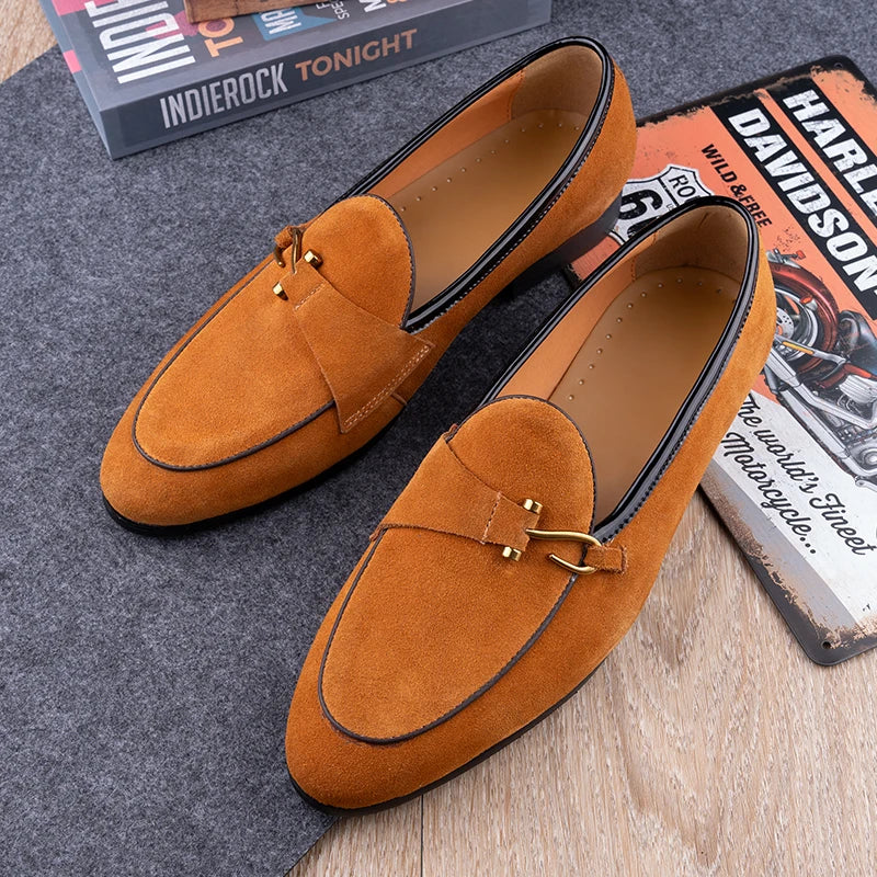 WildLuxe – Luxe Loafers aus Wildleder mit Schnalle