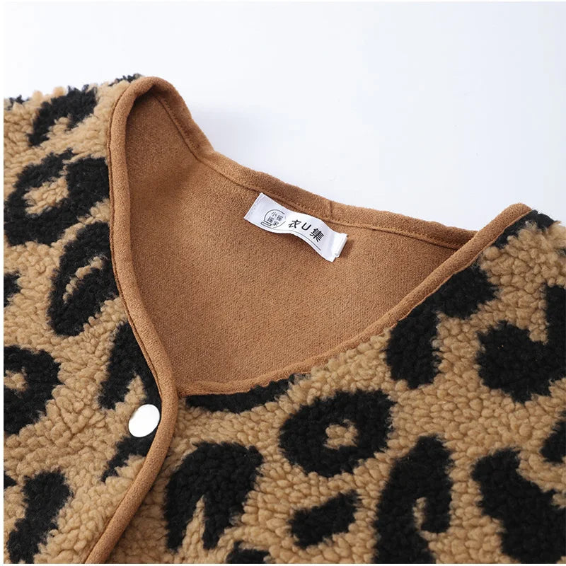 ﻿LeopardFrost – Stylische Leoparden-Winterjacke für mutige Frauen