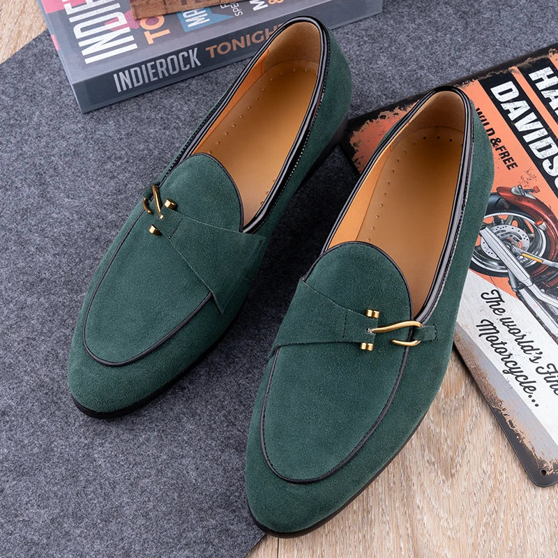 WildLuxe – Luxe Loafers aus Wildleder mit Schnalle