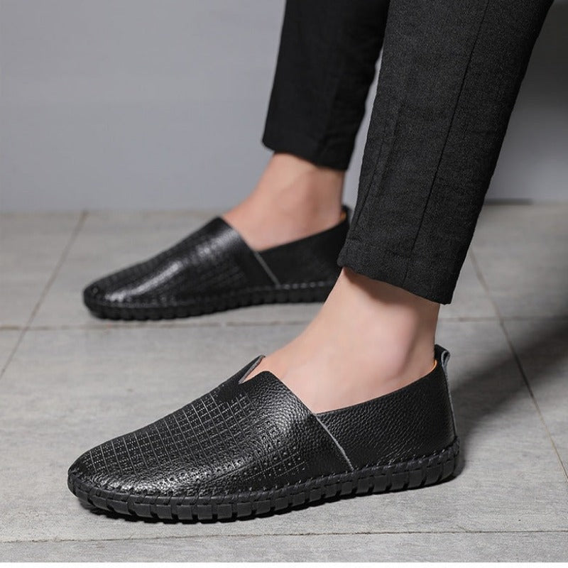 StichSchritt – Herren-Slipper mit Stickerei-Details