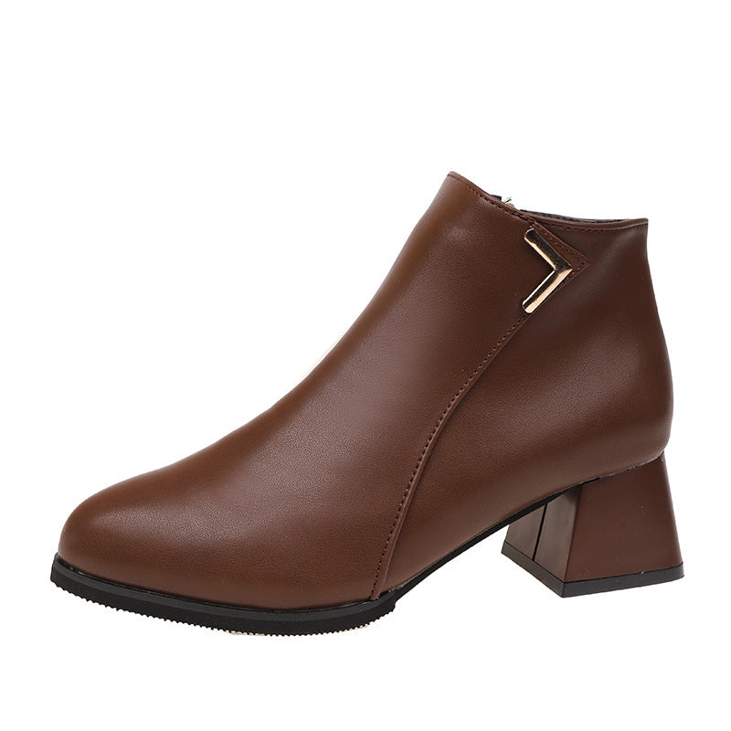 Frauen für den ganzen Tag tragen hochhackige Stiefel
