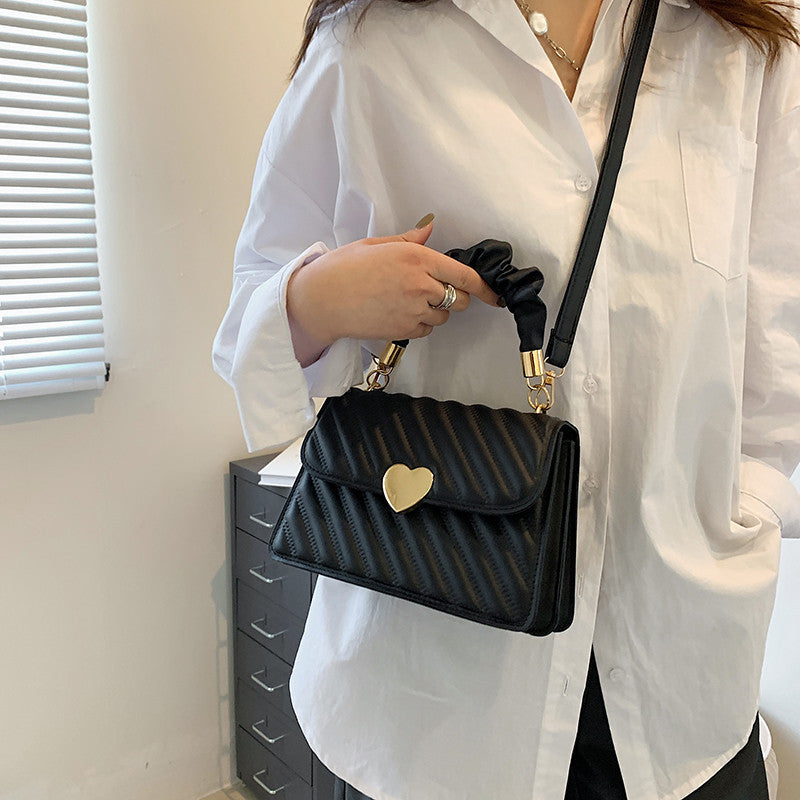 Elegante Handtasche mit Metal Design